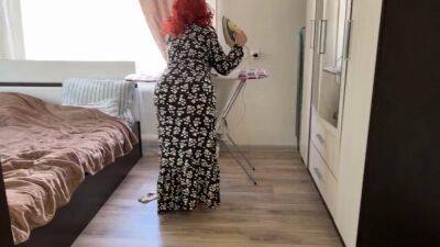 Milf ironing clothes and feels that there will be anal sex with her big butt - sunporno.com