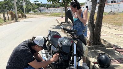 Stranded Indian Biker Girl With Big Ass Gets Anal Help From Man In Return - veryfreeporn.com - India - Spain